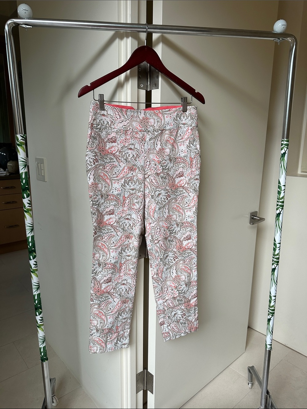 Swing Control Paisley Cropped Ankle Pants in Coral and Gray
